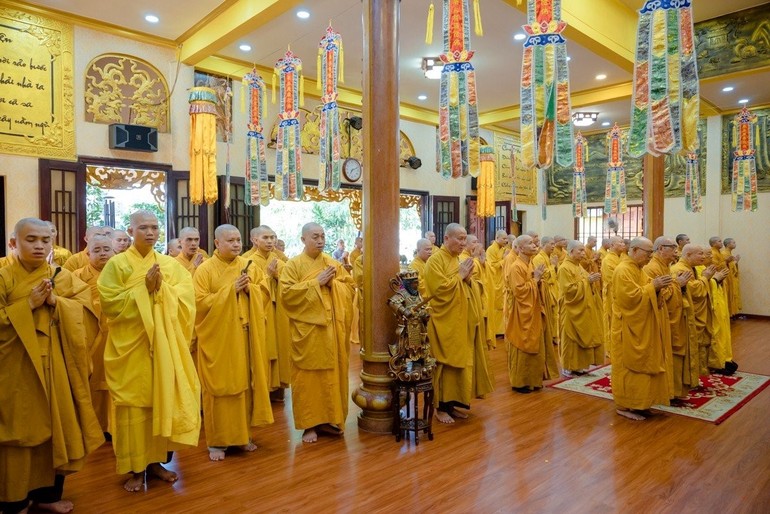 Chư tôn giáo phẩm tham dự lễ Bố-tát, thính giới tại trường hạ chùa Minh Đạo (Q.3, TP.HCM)