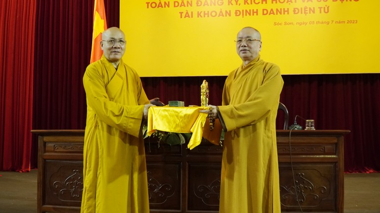 Hòa thượng Thích Quảng Tùng trao tịnh tài cúng dường hạ trường Sóc Thiên Vương - Học viện Phật giáo VN tại Hà Nội