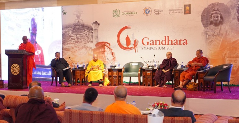 Đại diện Phật giáo đến từ các quốc gia thuyết trình tại hội nghị