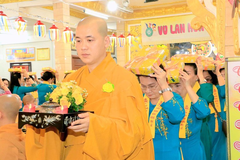 Đạo tràng Phật tử chùa Thiên Quang dâng pháp y cúng dường chư tôn đức nhân lễ Vu lan - Báo hiếu
