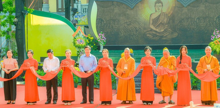 Cắt băng khai mạc chuỗi sự kiện văn hóa Phật giáo "Thắp sáng tri ân mùa Vu lan 2023"