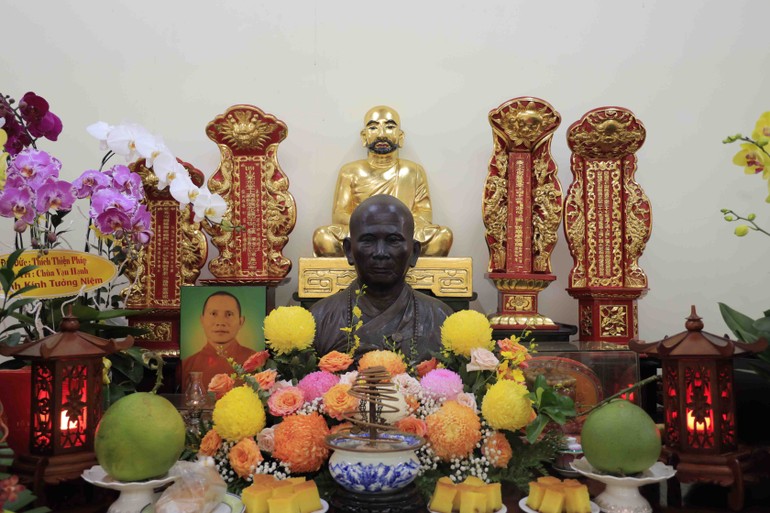 Tôn tượng cố Hòa thượng Thích Huệ Hiển tại tổ đường chùa Giác Quang