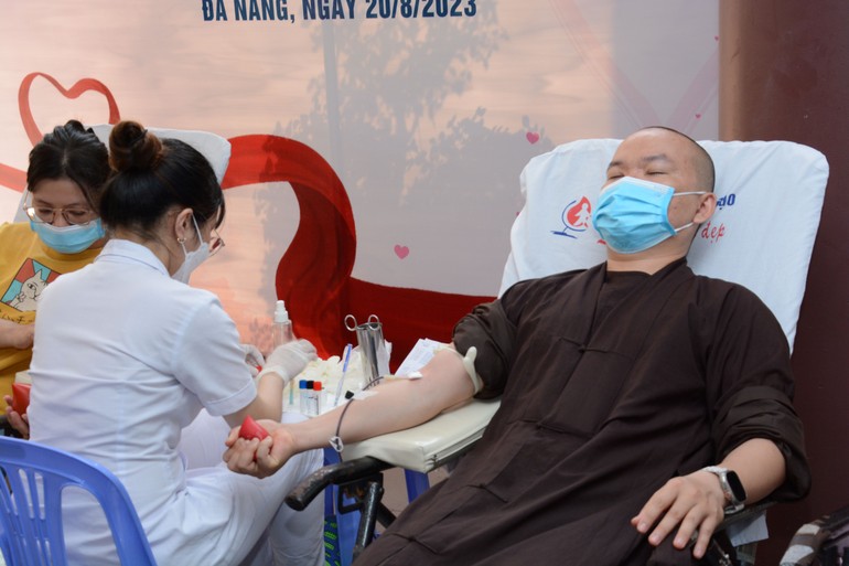 Chư Tăng tham gia hiến máu nhân đạo tại chùa Pháp Lâm