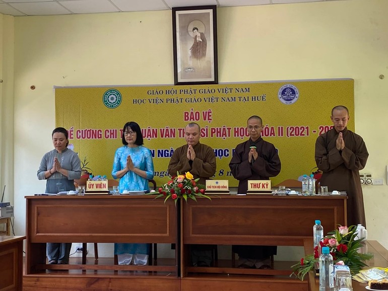 Hội đồng bảo vệ đề cương chuyên ngành Văn học Phật giáo niệm Phật cầu gia hộ trước khi học viên bắt đầu trình bày đề cương chi tiết