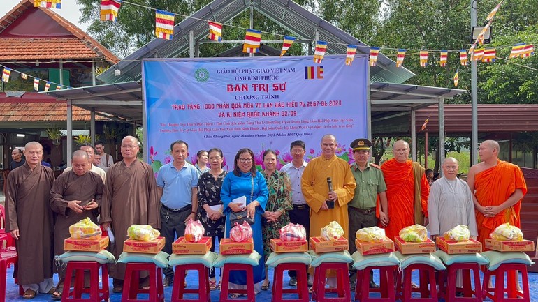 Ban Trị sự GHPGVN tỉnh Bình Phước, chùa Nam Thiên Nhất Trụ (TP.HCM) trao quà từ thiện đến bà con khó khăn