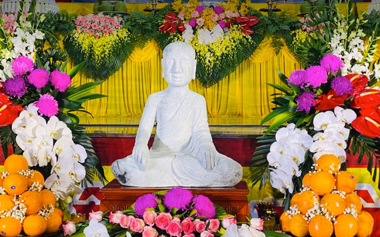 Tôn tượng Phật Hoàng Trần Nhân Tông được chế tác bằng ngọc bích Jadeite - Ảnh: Yến Anh