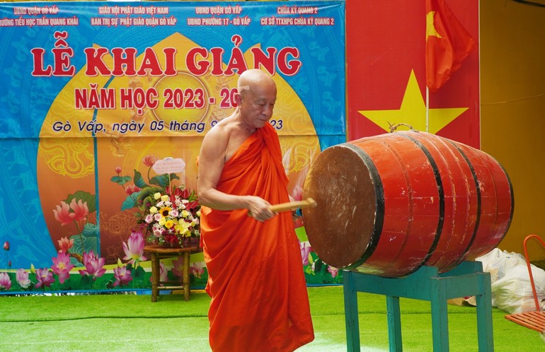 Hòa thượng Thích Thiện Chiếu, Giám đốc Cơ sở từ thiện xã hội chùa Kỳ Quang II, trụ trì chùa đánh trống khai giảng năm học 2023-2024