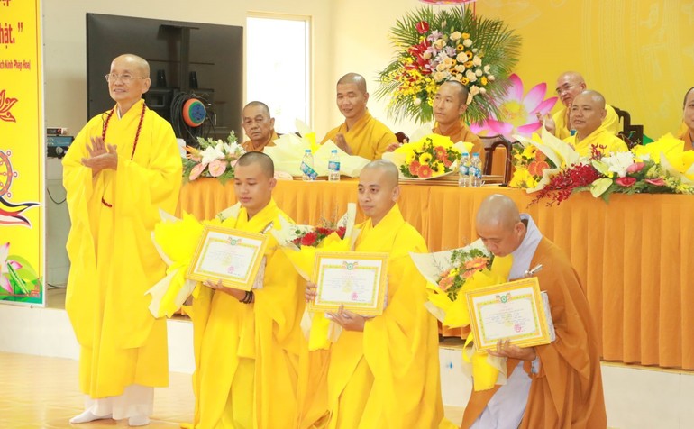 Hòa thượng Thích Chơn Minh trao Giấy khen cho Tăng sinh đạt thành tích cao trong học tập