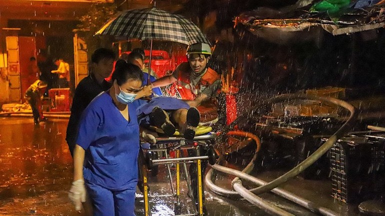 Nỗ lực cứu hộ nạn nhân vụ cháy chung cư mini tại Khương Hạ trong đêm 12-9 - Ảnh: Báo Nhân dân