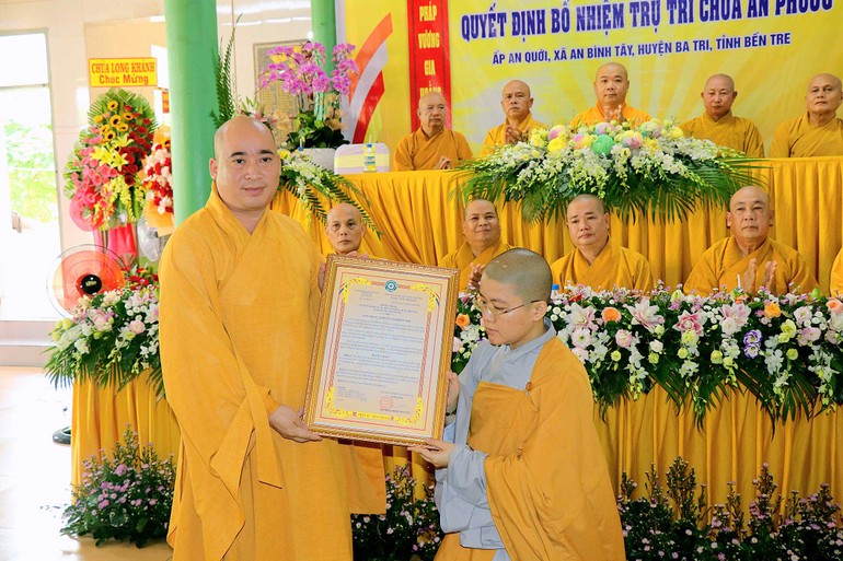 Đại đức Thích Trí Thuận trao quyết định bổ nhiệm trụ trì chùa An Phước đến Sư cô Thích nữ Trung Đăng