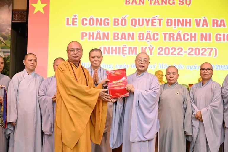 Hòa thượng Thích Thanh Giác trao quyết định đến Ni sư Thích Đàm Kiên, Trưởng Phân ban Ni giới TP.Hải Phòng, nhiệm kỳ 2022-2027