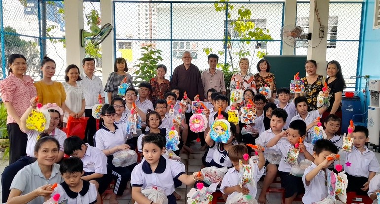 Trao quà đến các em học sinh Trường Hy Vọng (Q.8, TP.HCM)