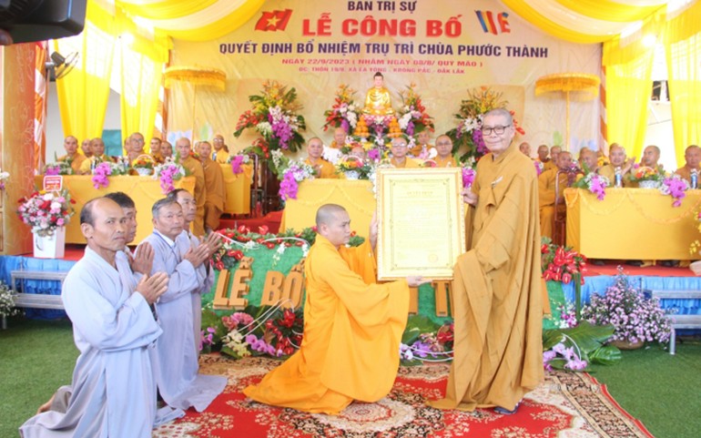 Hòa thượng Thích Châu Quang trao quyết định bổ nhiệm trụ trì chùa Phước Thành đến Đại đức Thích Giác Hồng