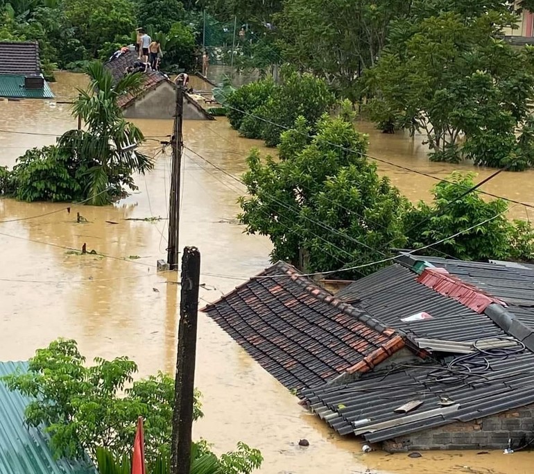 Nhiều cơ quan, trường học. nhà dân ở H.Quỳ Châu, Nghệ An bị nhấn chìm trong nước