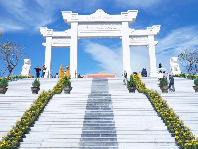 Cổng Tam quan thiền viện Trúc Lâm Phú Yên - Ảnh: Chánh Phúc Đạt