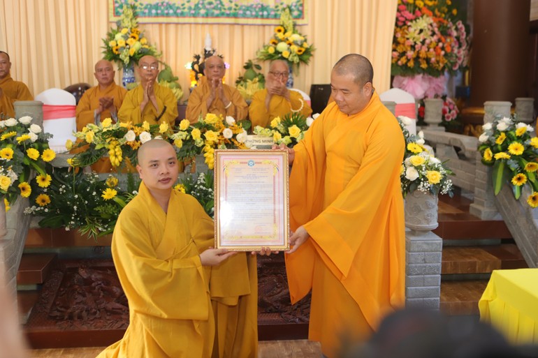 Thượng tọa Thích Trí Thọ trao quyết định bổ nhiệm trụ trì chùa Liên Hoa đến Đại đức Thích Thuận Đức