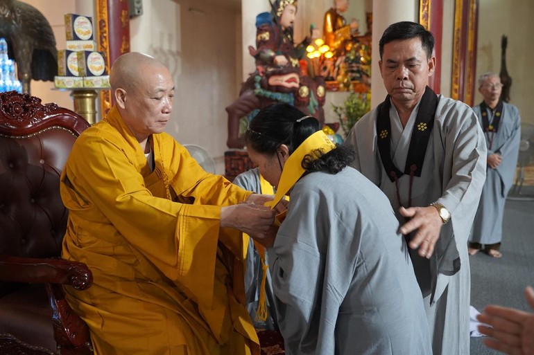 Hòa thượng Thích Bảo Nghiêm trao pháp y đến các Phật tử phát tâm tu tập 
