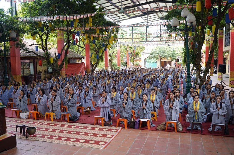 Phật tử các đạo tràng Pháp Hoa miền Bắc vân tập về chùa Bằng dự khóa tập huấn