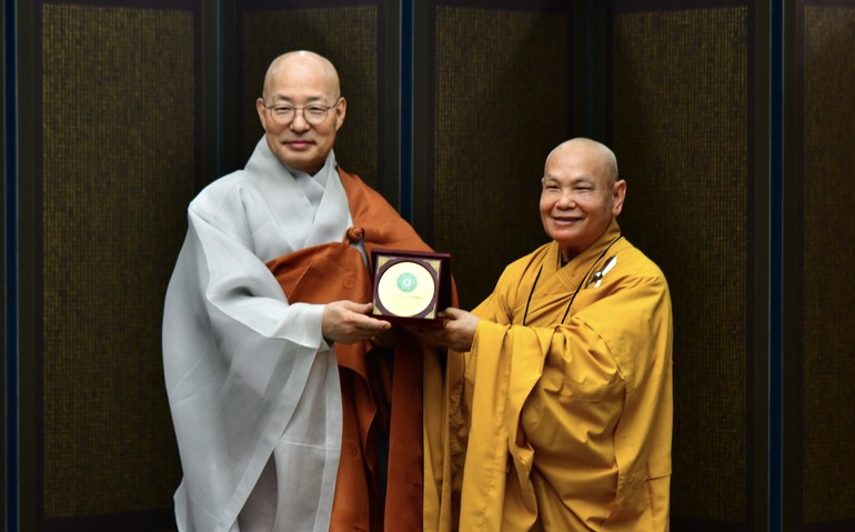 Hòa thượng Chủ tịch Hội đồng Trị sự GHPGVN tặng quà lưu niệm đến Hòa thượng Jinwoo, Chủ tịch tông Tào Khê 