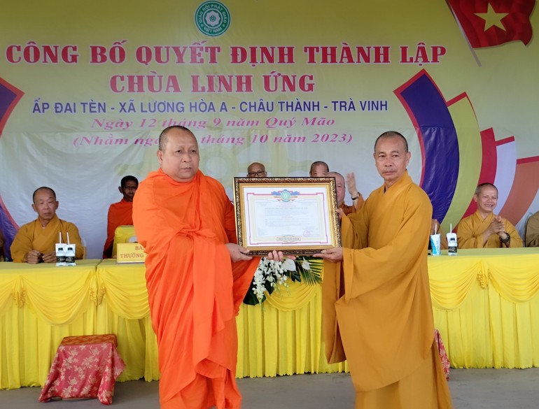 Đại diện Ban Trị sự GHPGVN tỉnh Trà Vinh trao quyết định thành lập chùa Linh Ứng đến Ban Trị sự GHPGVN H.Châu Thành