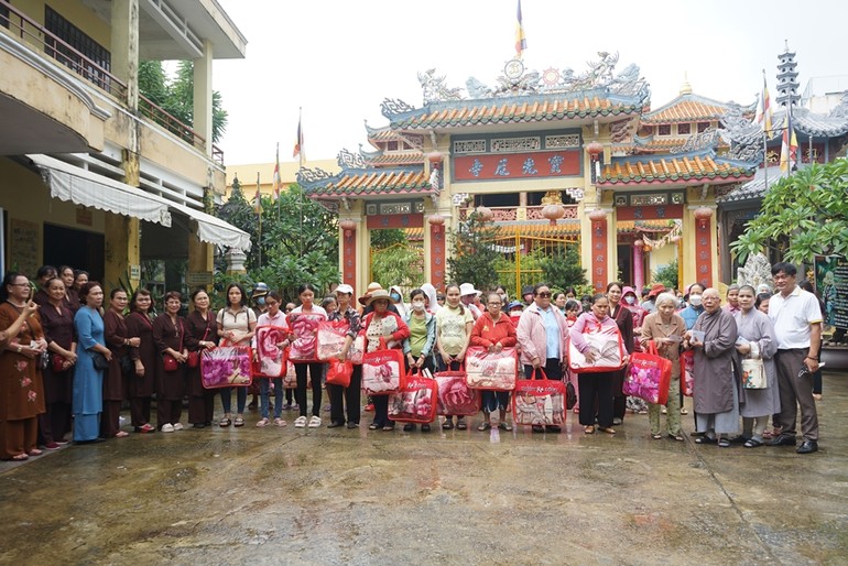 Tổ đình Bảo Quang trao quà đến các phụ nữ khiếm thị trên địa bàn Q.Hải Châu, TP.Đà Nẵng