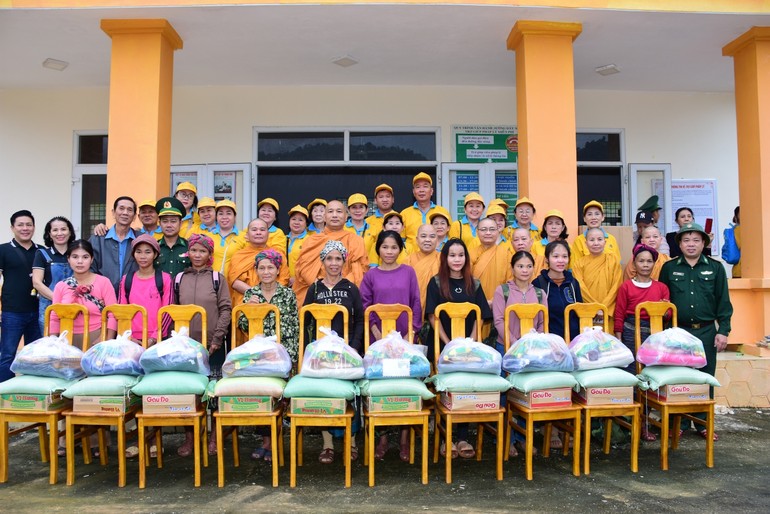 Ban Từ thiện Giáo đoàn VI hệ phái Khất sĩ chia sẻ yêu thương đến đồng bào dân tộc tại Quảng Bình