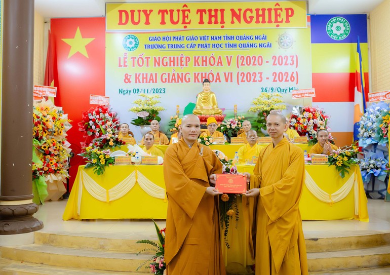 Hiệu trưởng Trường Trung cấp Phật học Quảng Ngãi trao Bằng tốt nghiệp đến Tăng sinh