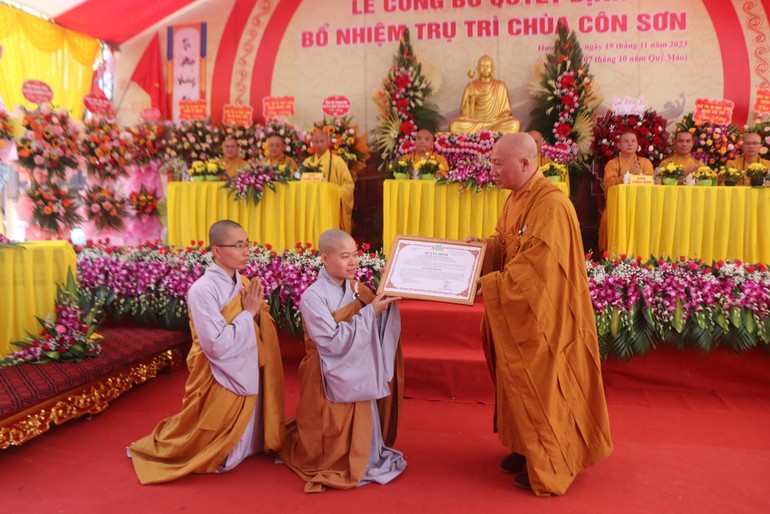 Thượng tọa Thích Chiếu Tuệ trao quyết định bổ nhiệm trụ trì chùa Côn Sơn đến Sư cô Thích nữ Chơn Khai 