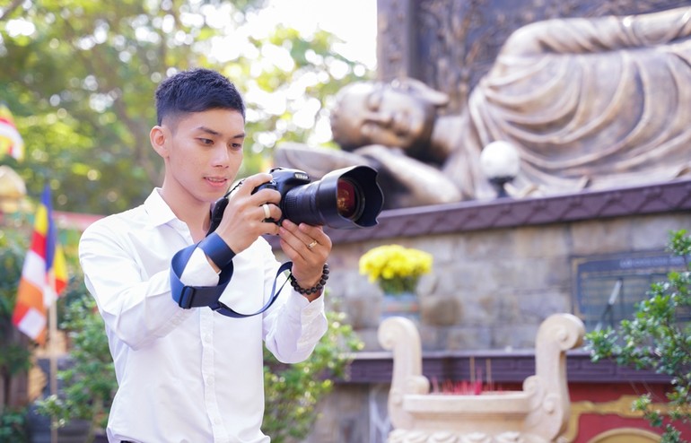 Ngô Xuân Trọng, pháp danh Thiện Pháp, thường dành thời gian chụp ảnh các sự kiện của Phật giáo và đi thiện nguyện với tinh thần phụng sự