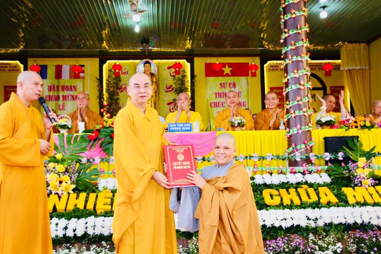 Thượng tọa Thích Tỉnh Cường trao quyết định bổ nhiệm trụ trì chùa Minh Đức (H.Phú Riềng, Bình Phước) đến Sư cô Thích nữ Chúc Hương