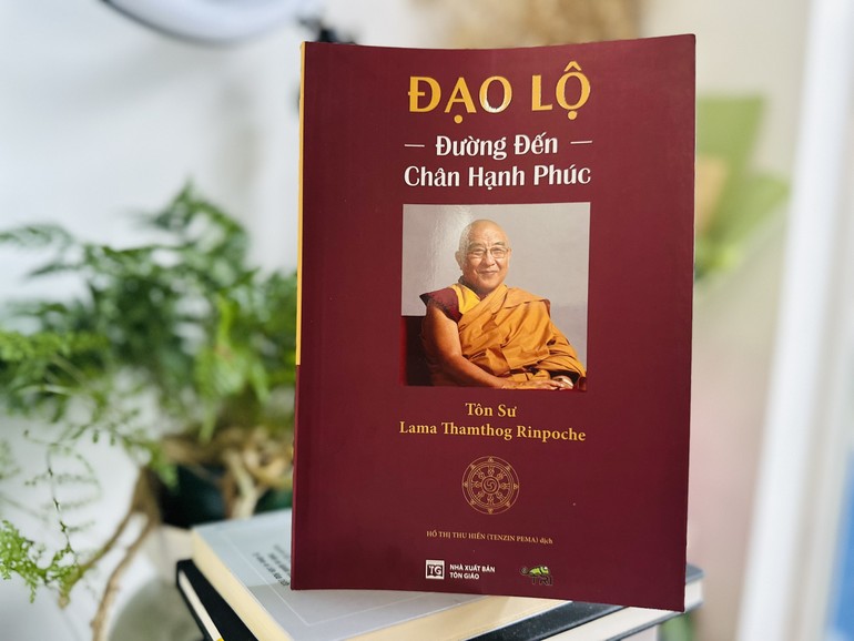 “Đạo lộ - Đường đến chân hạnh phúc” của tác giả Lama Thamthog Rinpoche do NXB Tôn giáo và Tuệ Tri ấn hành - Ảnh: L.Đ.L