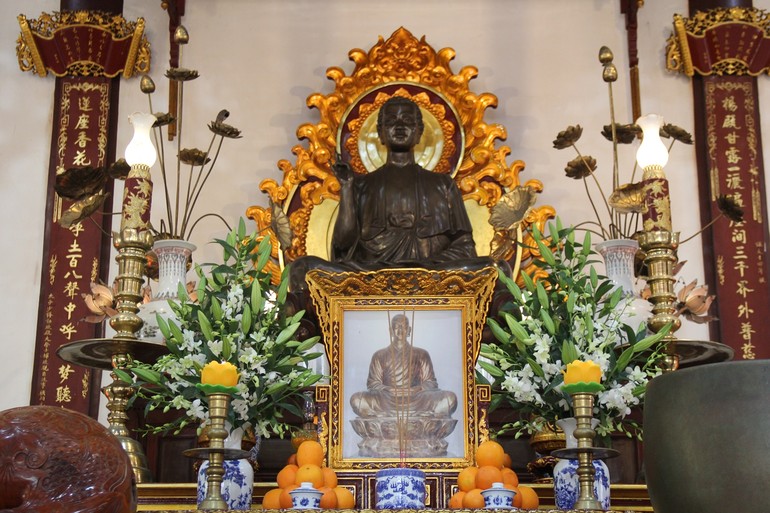 Hương án Đức Phật hoàng Trần Nhân Tông tôn trí tại chánh điện chùa Từ Đàm