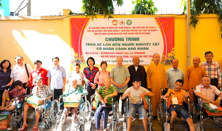 105 chiếc xe lăn và các phần quà được trao đến người khuyết tật có hoàn cảnh khó khăn