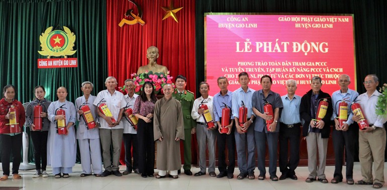 Hỗ trợ bình chữa cháy xách tay cho đại diện các tự viện trên địa bàn H.Gio Linh, Quảng Trị