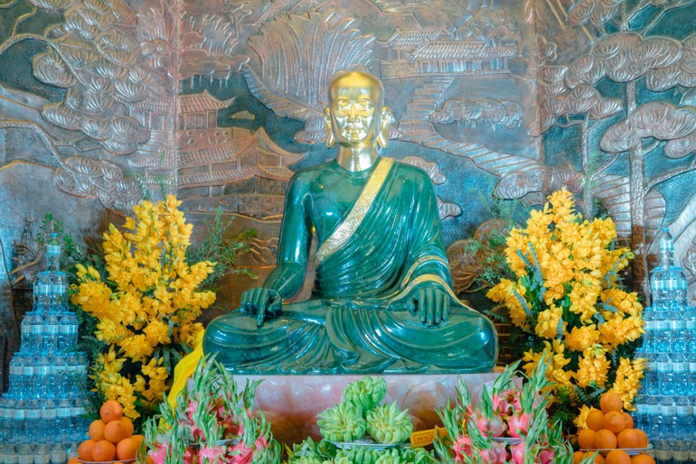 Tôn tượng Phật hoàng Trần Nhân Tông được chế tác từ ngọc nguyên khối 