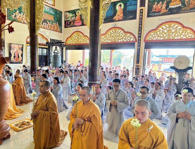 Chư tôn đức hướng dẫn Phật tử dâng hoa cúng dường Phật 