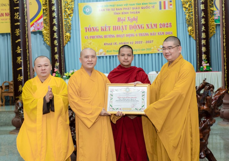 Đại đức Thích Nguyên Nguyệt trao Bằng tuyên dương công đức đến Ban Phật giáo Quốc tế tỉnh Bình Thuận