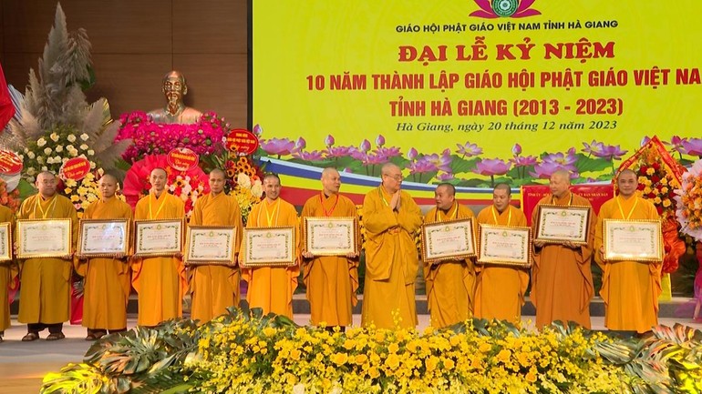 Hòa thượng Thích Thanh Nhiễu trao Bằng tuyên dương công đức đến các cá nhân có nhiều đóng góp cho GHPGVN tỉnh Hà Giang 