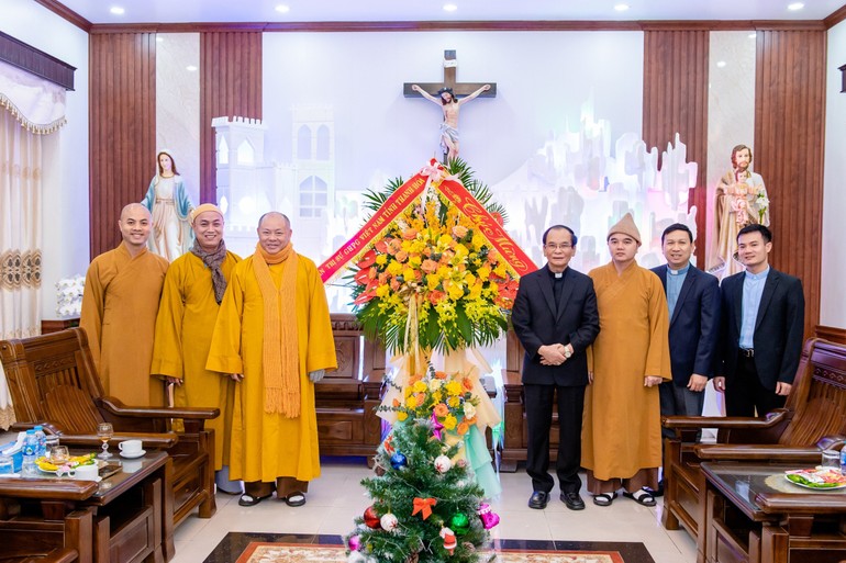 Ban Trị sự GHPGVN tỉnh tặng hoa chúc mừng lễ Giáng sinh tại Tòa Giám mục giáo phận Thanh Hóa