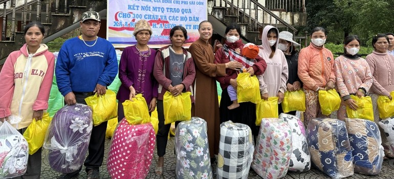 Trao quà đến hộ nghèo trên địa bàn xã A Roàng, H.A Lưới, Thừa Thiên Huế