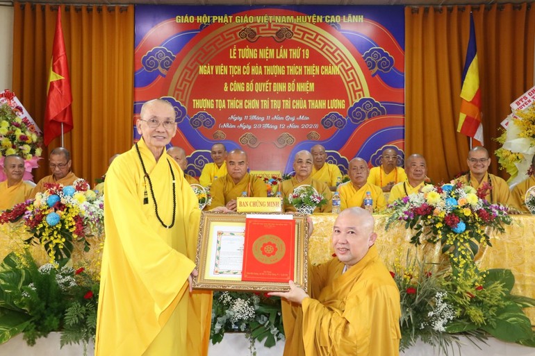 Hòa thượng Thích Chơn Minh trao quyết định bổ nhiệm trụ trì chùa Thanh Lương đến Thượng tọa Thích Chơn Trí