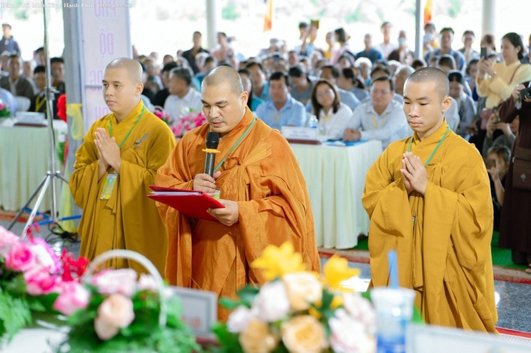 Đại đức Thích Nhuận Trí, tân trụ trì chùa Phật cổ Thiền Lâm dâng lời phát nguyện nhận nhiệm vụ