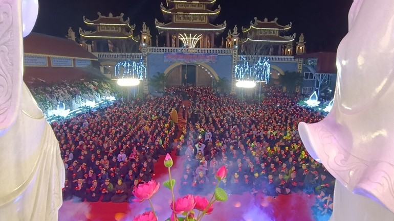 3.000 thiện nam, tín nữ về chùa An Hồng tham dự Khóa tu niệm Phật và thắp hoa đăng nhân lễ vía Đức Phật A Di Đà