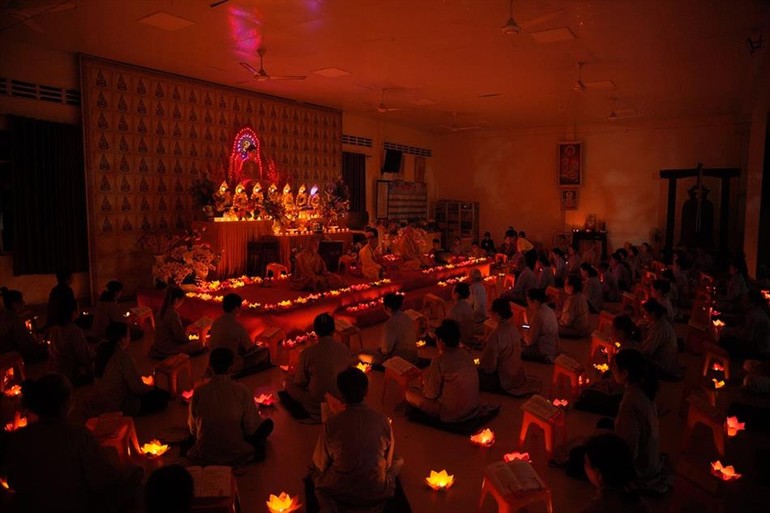 Đạo tràng chùa Ân Thọ thắp hoa đăng niệm Phật mừng vía Đức Phật A Di Đà