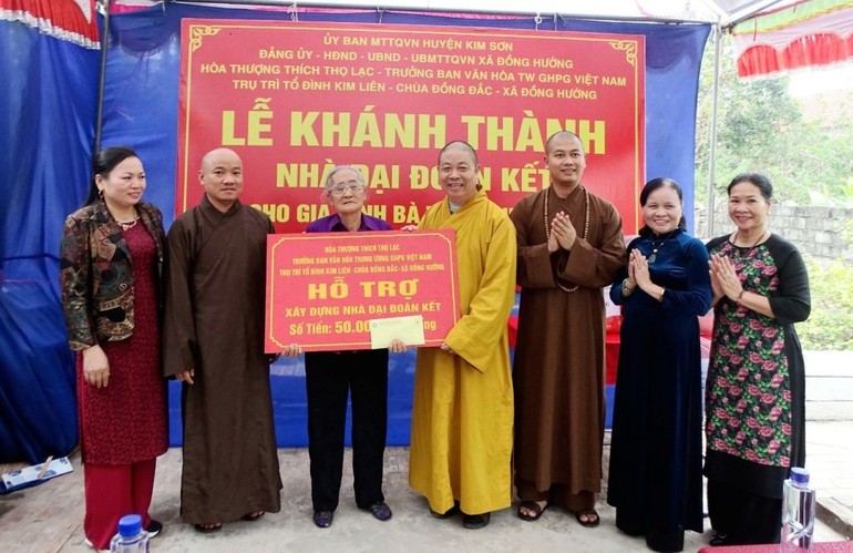 Hòa thượng Thích Thọ Lạc trao 50 triệu đồng hỗ trợ bà Trần Thị Nhâm xây dựng ngôi nhà mới