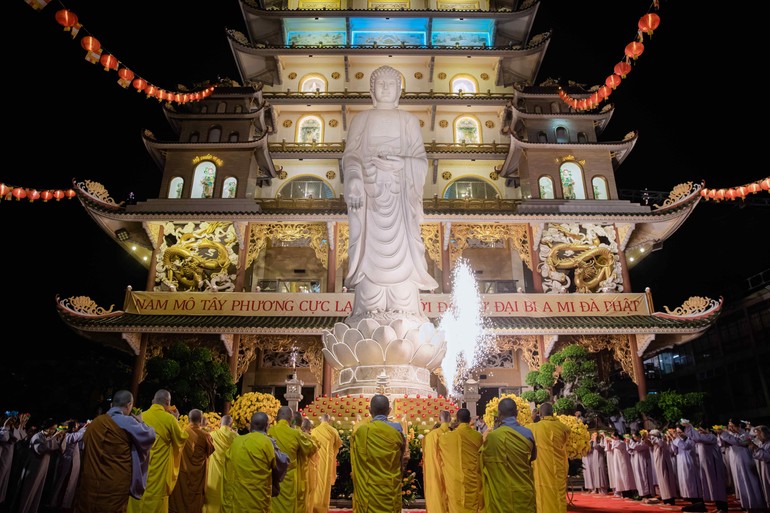 Đêm hoa đăng cúng dường Đức Phật A Di Đà tại chùa Vạn Đức (TP.Thủ Đức, TP.HCM)
