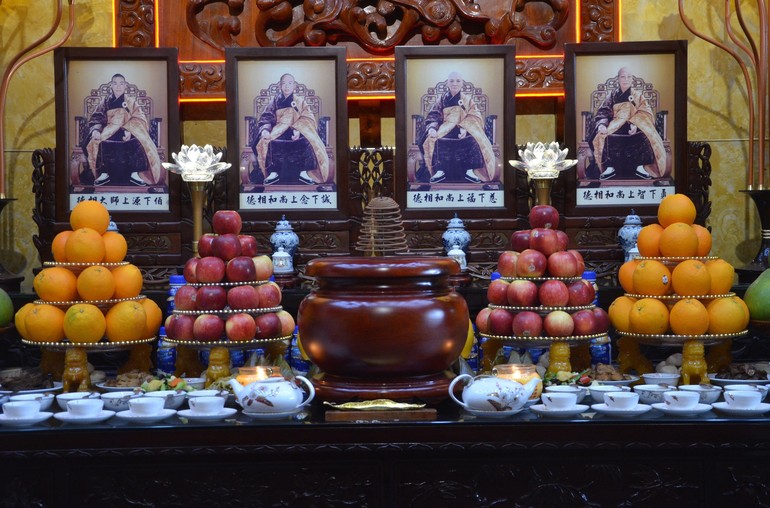 Di ảnh cố Hòa thượng Thích Phước Từ (thứ 2, từ phải sang) tôn thờ tại tổ đường tu viện Phước Minh
