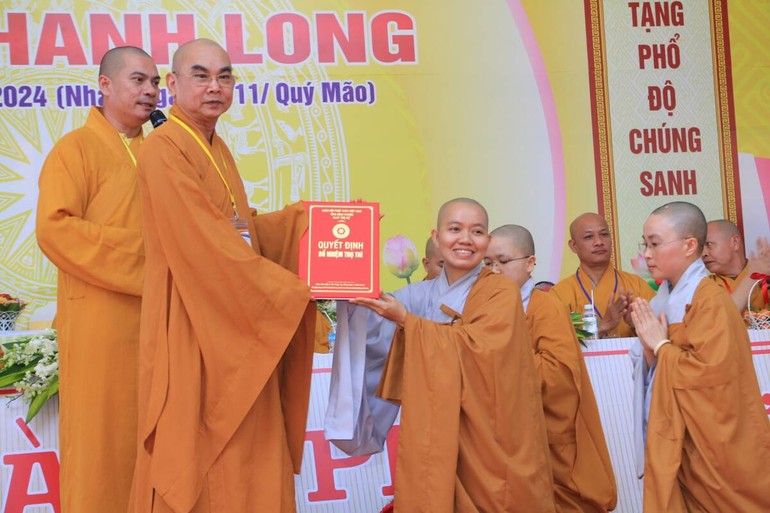 Thượng tọa Thích Tỉnh Cường trao quyết định bổ nhiệm trụ trì chùa Thanh Long đến Sư cô Thích nữ Viên Phước