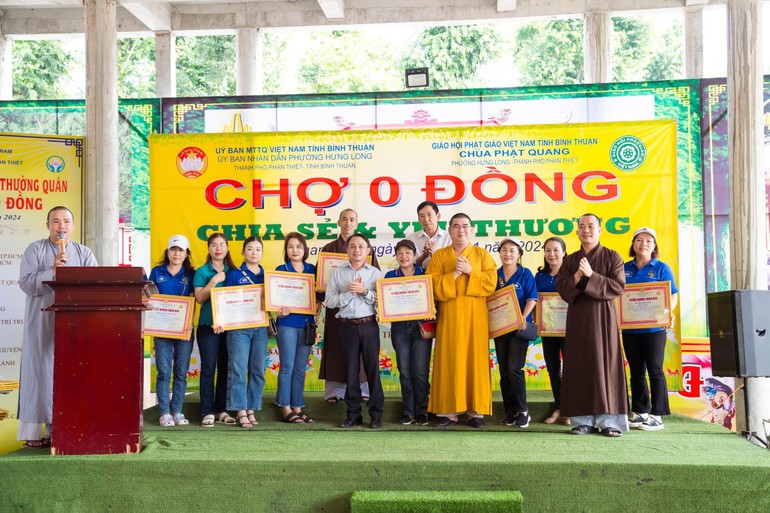 Trao Bằng công đức đến các mạnh thường quân hỗ trợ chương trình "Phiên chợ 0 đồng - Chia sẻ và yêu thương" do chùa Phật Quang tổ chức - Ảnh: Quảng Hạnh