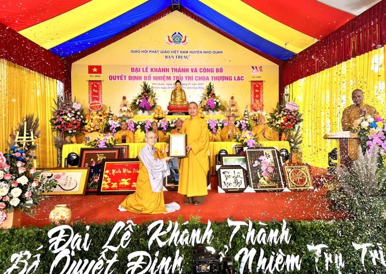 Thượng tọa Thích Minh Quang trao quyết định bổ nhiệm trụ trì chùa Thượng Lạc đến Sư cô Thích nữ Viên Ngọc